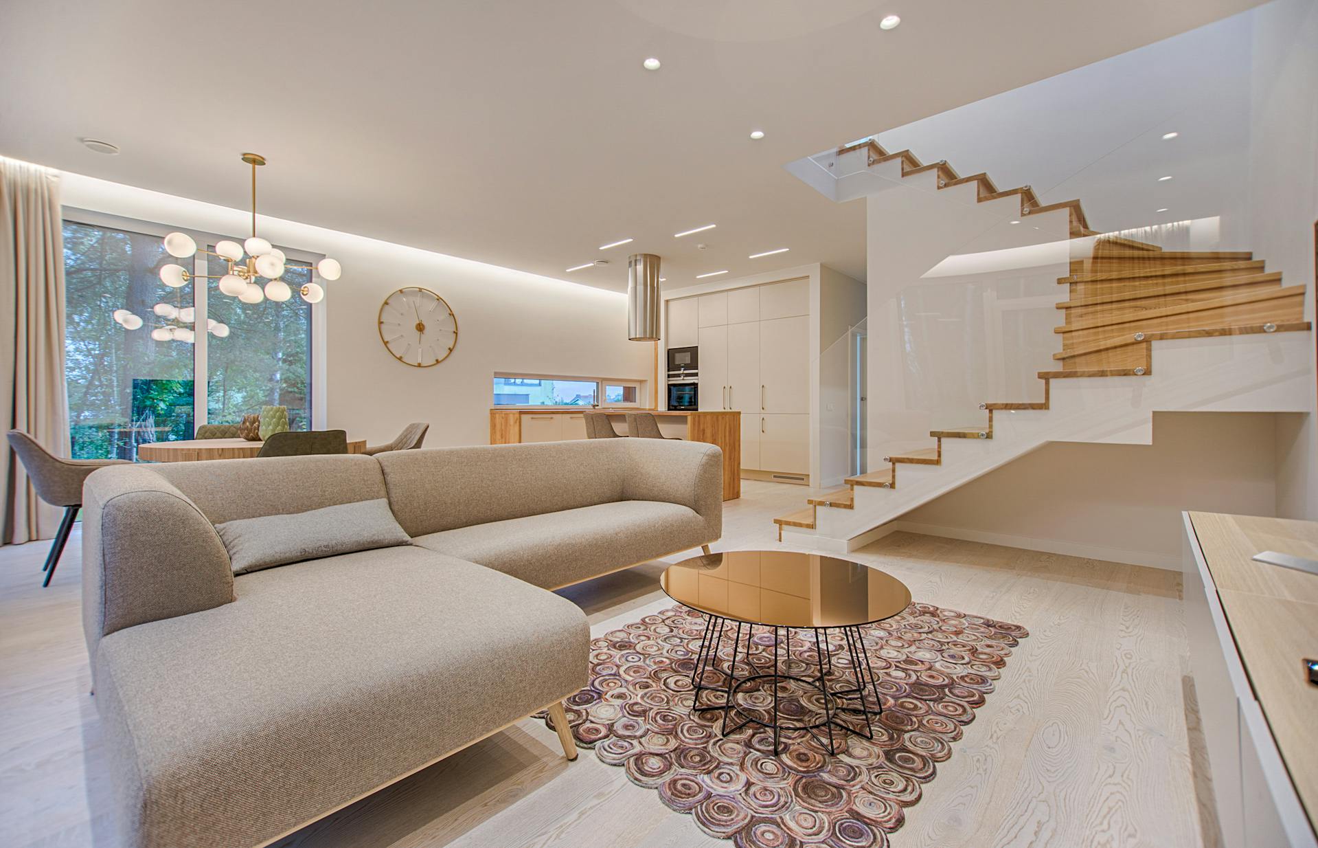 Modernes Wohninterieur mit offener Raumgestaltung